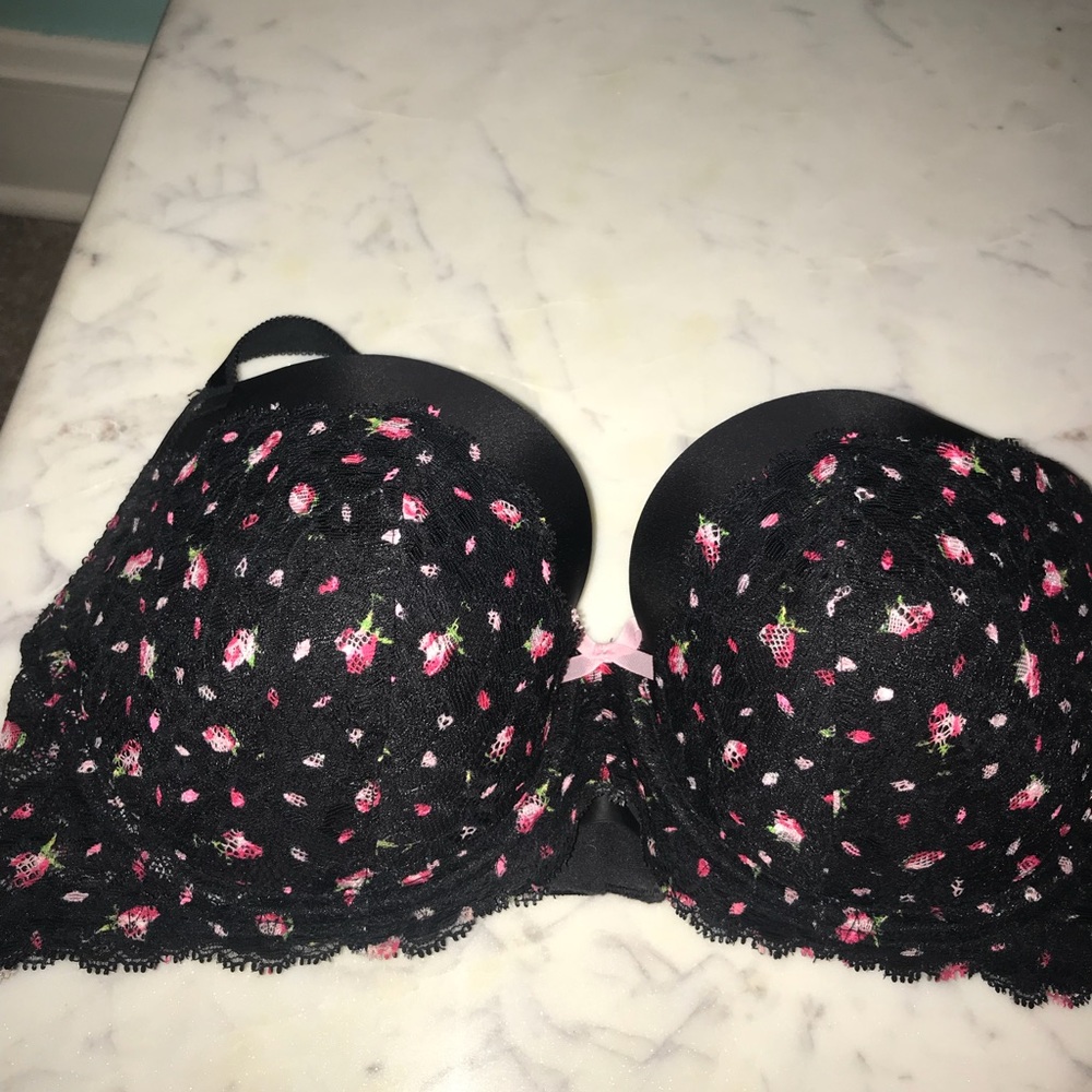 Victoria’s Secret lace bra (34DD)